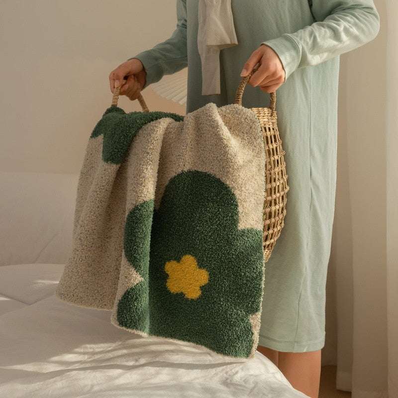 Green throw blanket with floral pattern, portable and wearable anti-pilling polyester cotton blend