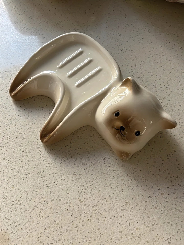 Ceramic cat soap dish with Siamese cat design and drainage grooves for bathroom vanity